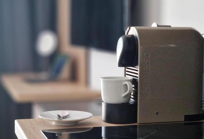 Номер Deluxe, Alibi Sympozjum Studio