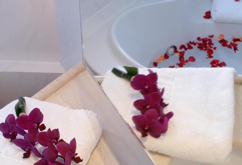 Полулюкс, The Athenian Callirhoe Exclusive