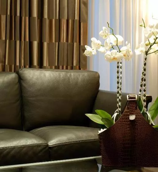 ジュニアスイート, The Athenian Callirhoe Exclusive