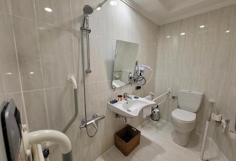 适合残疾人士使用的带超级大床的标准间, Wyndham Grand Izmir Ozdilek Thermal & Spa