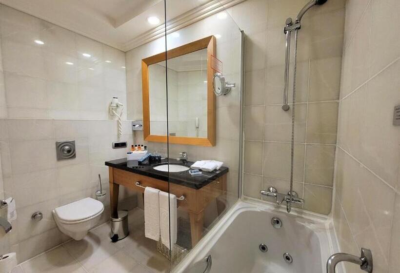 带海景的俱乐部房间, Wyndham Grand Izmir Ozdilek Thermal & Spa