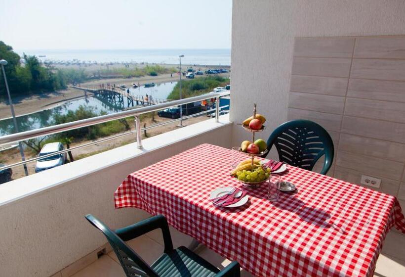 اتاق استاندارد با چشم‌انداز دریا, Apartments Art