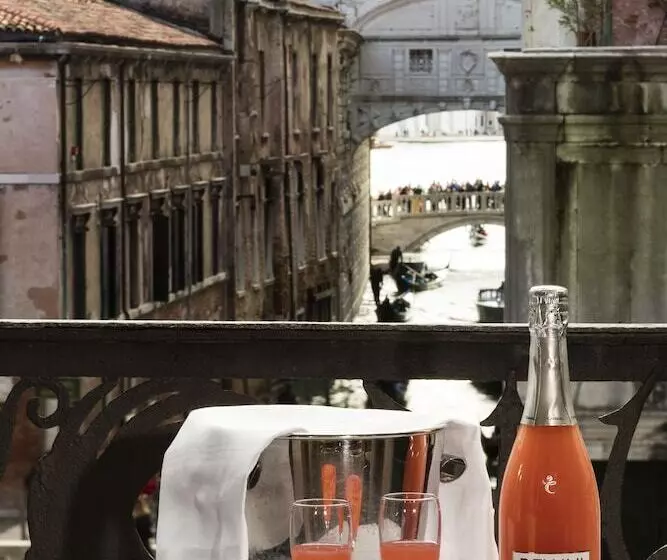 سوئیت جونیور با چشمانداز, Al Ponte Dei Sospiri