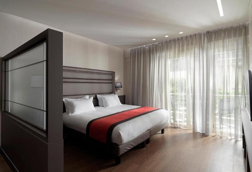 חדר משפחתי, Holiday Suites