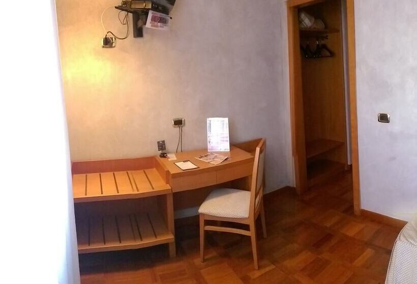 חדר סטנדרט יחיד, Meeting