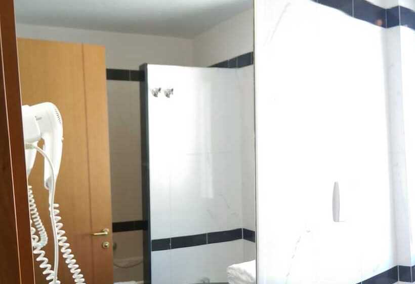 חדר סטנדרט לשלושה, Meeting