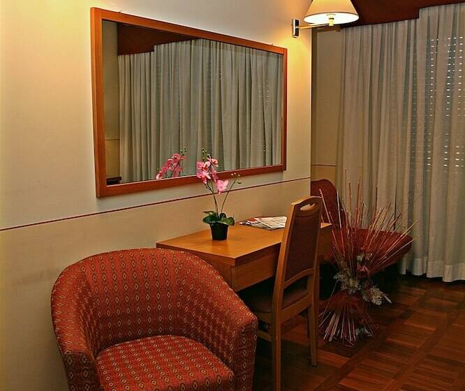 חדר סטנדרט לשלושה, Meeting