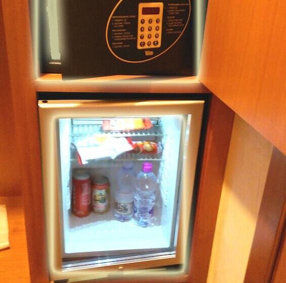 חדר סטנדרט לשלושה, Meeting