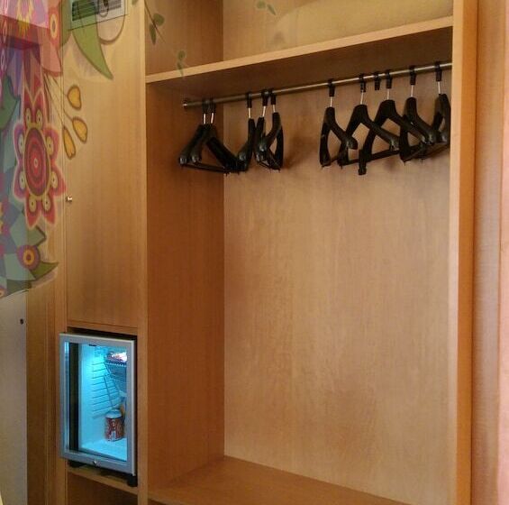 חדר סטנדרט לשלושה, Meeting