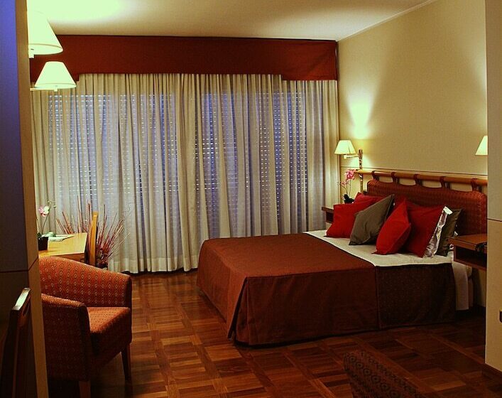 חדר סטנדרט לשלושה, Meeting