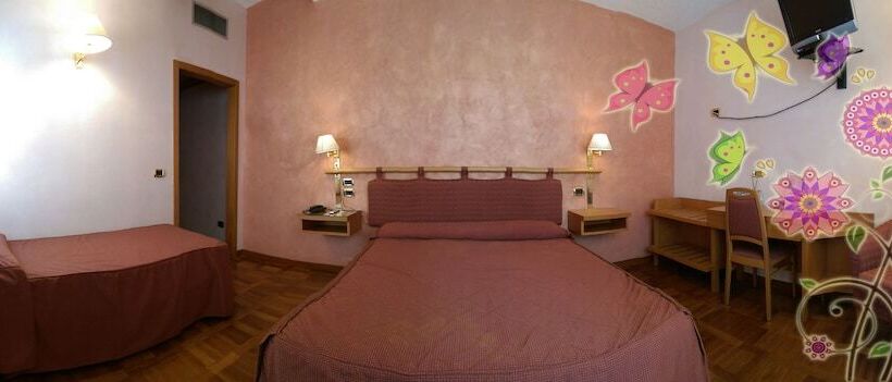 חדר סטנדרט לשלושה, Meeting