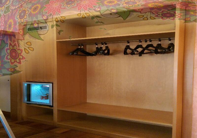 חדר סטנדרט לשלושה, Meeting