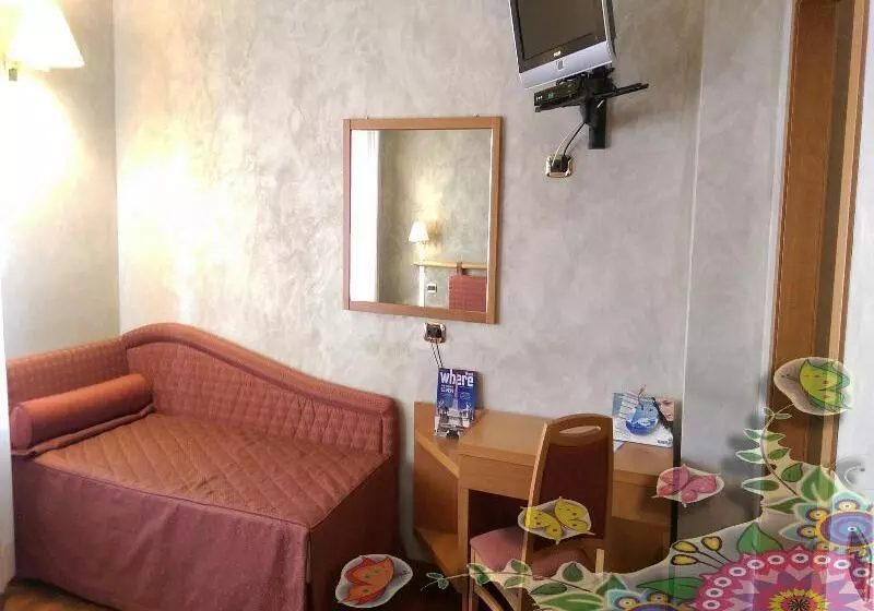 اتاق استاندارد سه نفره, Meeting