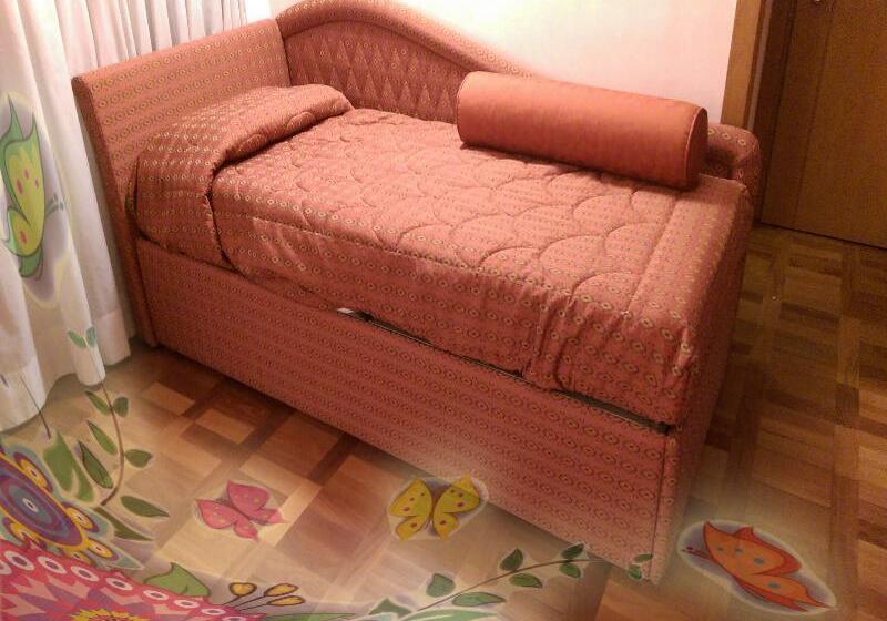 חדר סטנדרט לשלושה, Meeting