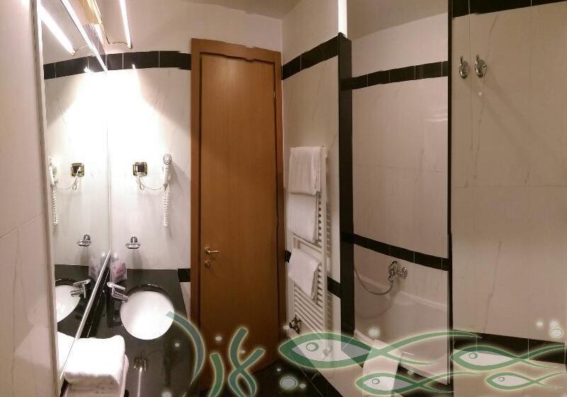 חדר סטנדרט לשלושה, Meeting