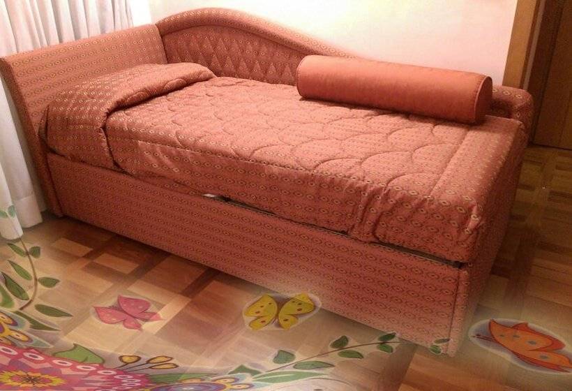 חדר סטנדרט לשלושה, Meeting