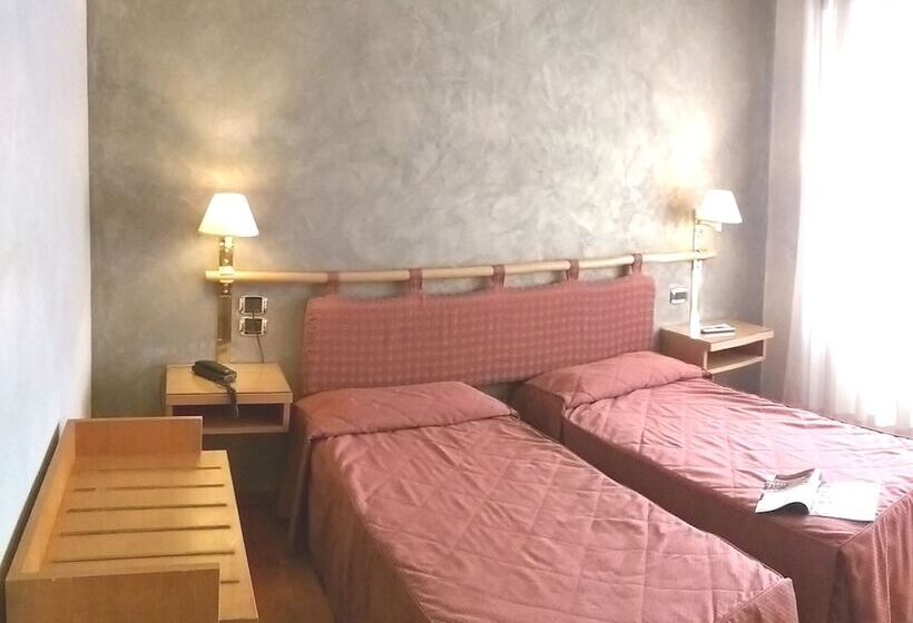 חדר סטנדרט לשלושה, Meeting