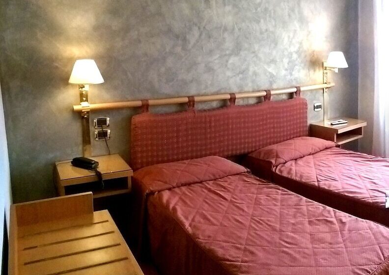 חדר סטנדרט לשלושה, Meeting