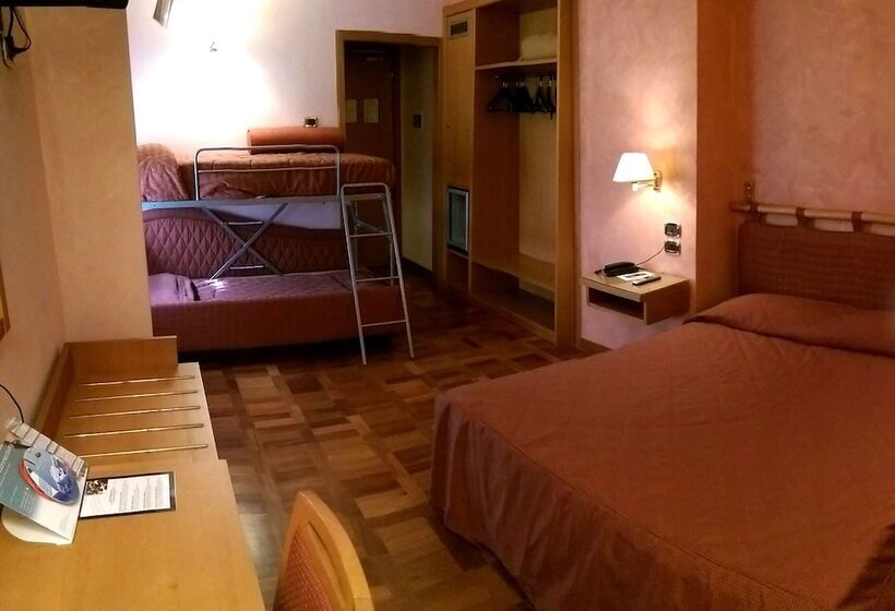 חדר סטנדרט לשלושה, Meeting