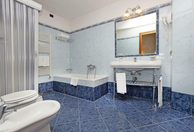 חדר סטנדרט לשלושה, Rimini