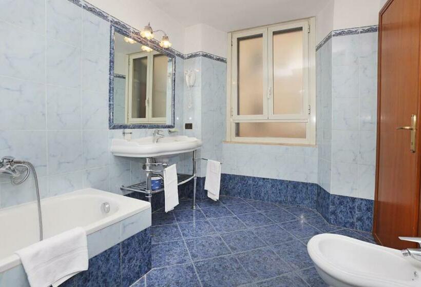 חדר סטנדרט לשלושה, Rimini