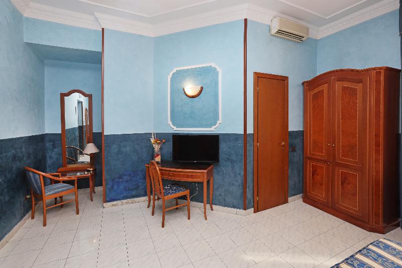 חדר סטנדרט לשלושה, Rimini