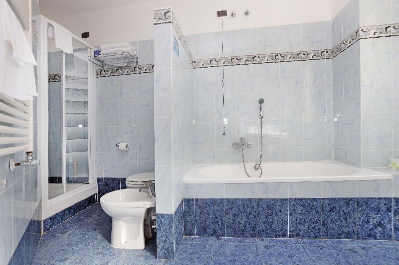 חדר סטנדרט לשלושה, Rimini