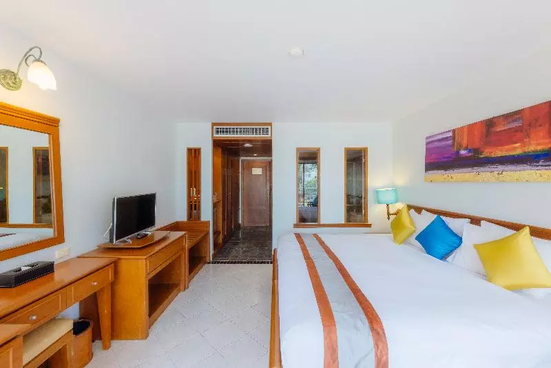 اتاق لوکس با چشم‌انداز استخر, Sunset Beach Resort   Sha Extra Plus