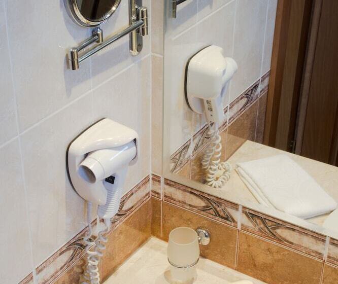 标准三人间, Triada