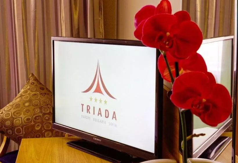 اتاق استاندارد سه نفره, Triada