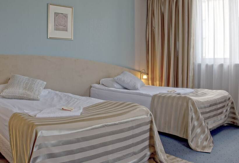 标准三人间, Triada