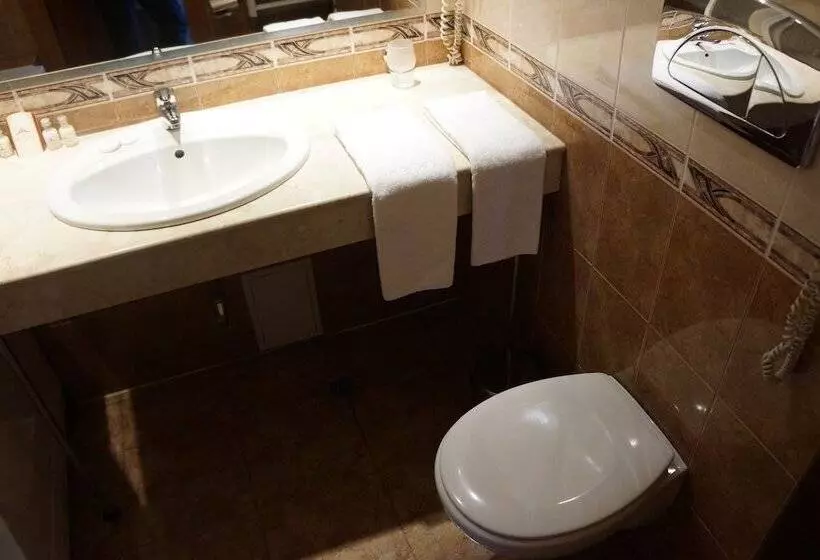 اتاق اکونومی یک تخته, Triada