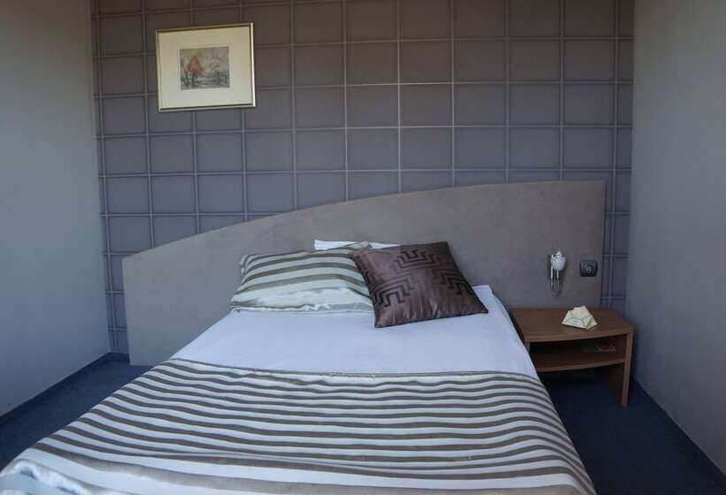 单人经济间, Triada