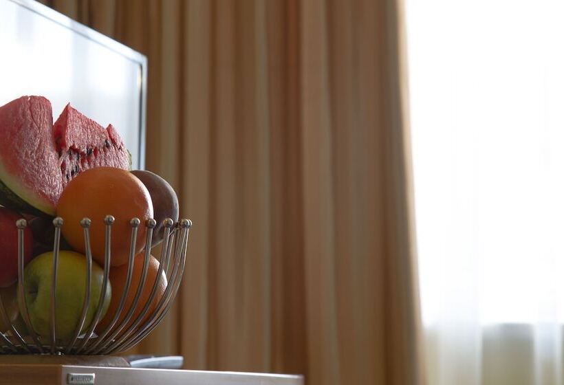 一楼标准间, Triada