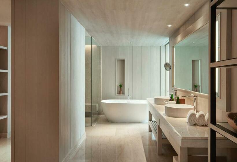 جناح سرير كينج, Ayana Komodo Waecicu Beach