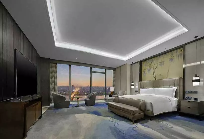 سوییت, Hilton Lacleamy