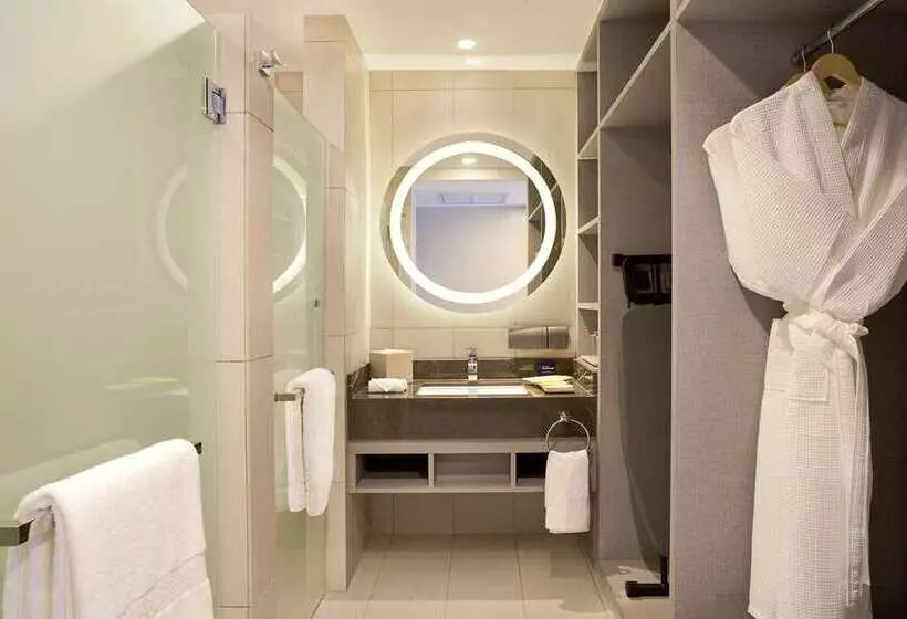 سوییت, Hilton Lacleamy