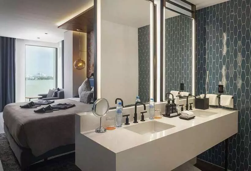 سوییت, Hilton Lacleamy