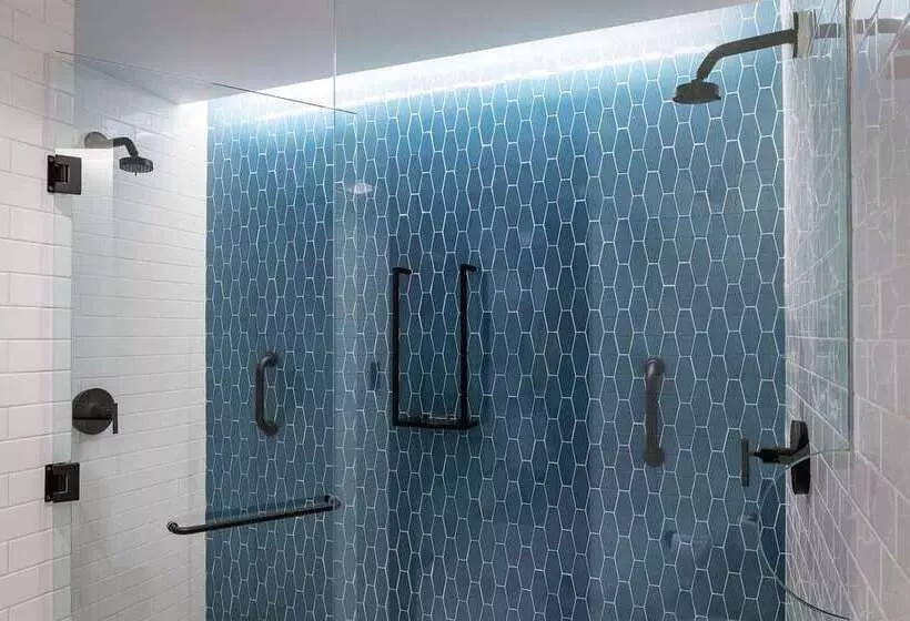 سوییت, Hilton Lacleamy