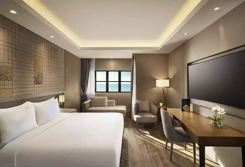 سوییت, Hilton Lacleamy