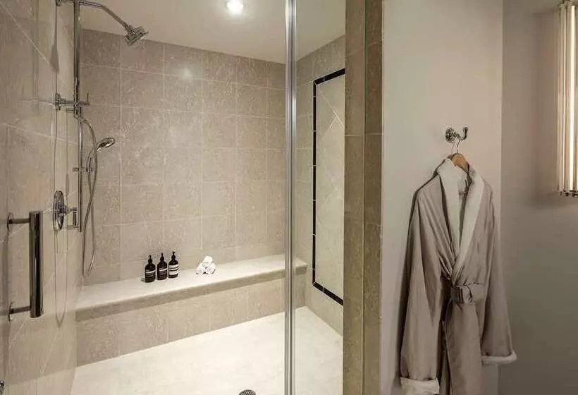 سوییت, Hilton Lacleamy