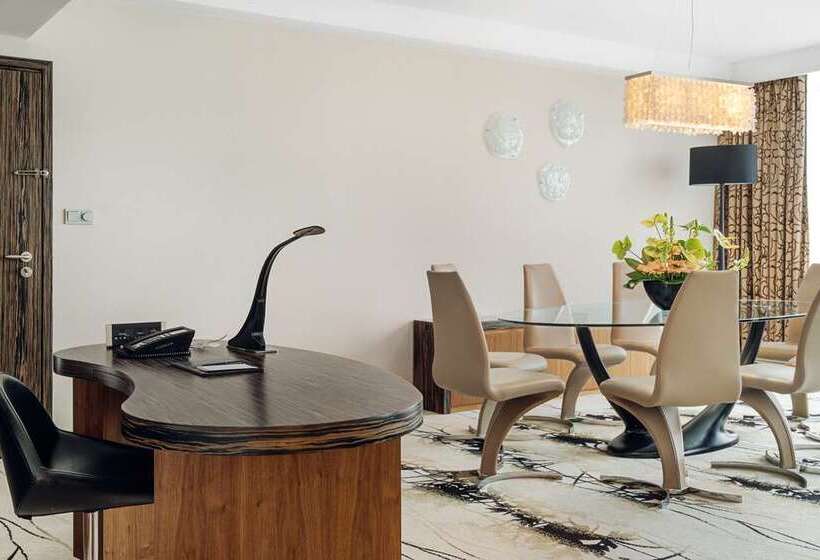 جناح, Hilton Lacleamy