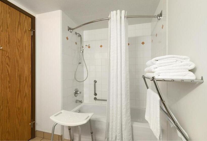 غرفة قياسية لذوى الاحتياجات الخاصة, Super 8 By Wyndham Yellowknife