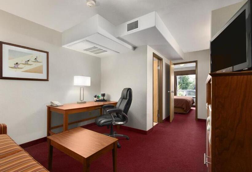 חדר דלוקס עם מיטת קינג, Super 8 By Wyndham Yellowknife
