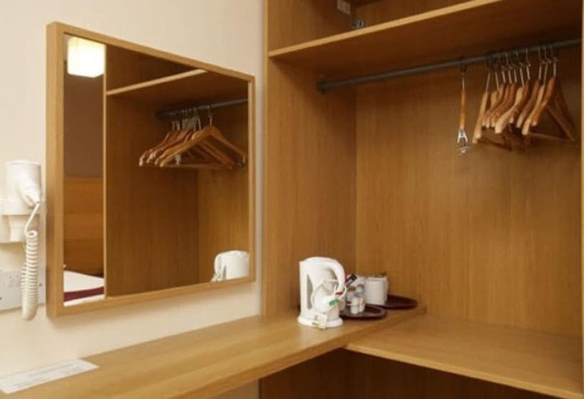 חדר משפחתי, Merchant City Inn