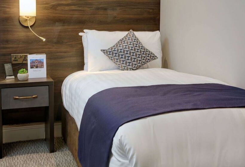 Номер Стандарт, Trafford Hall Hotel Manchester, Trademark Collection By Wyndham