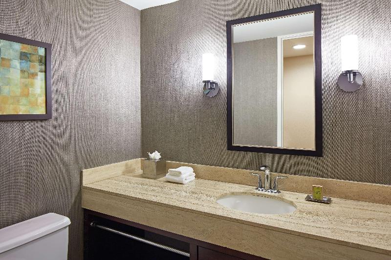 带大床的套房, Super 8 By Wyndham Saskatoon Near Saskatoon Airport