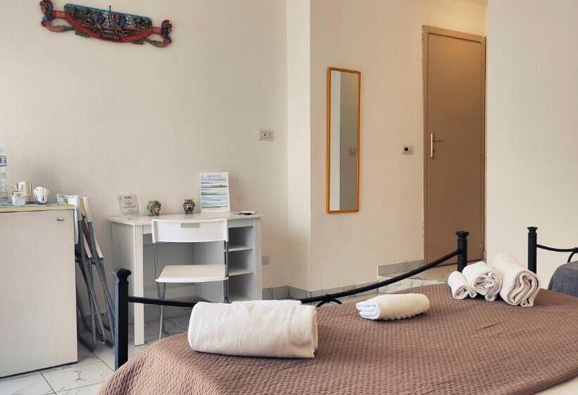 غرفة قياسية ثلاثية, Hippocampus B&b