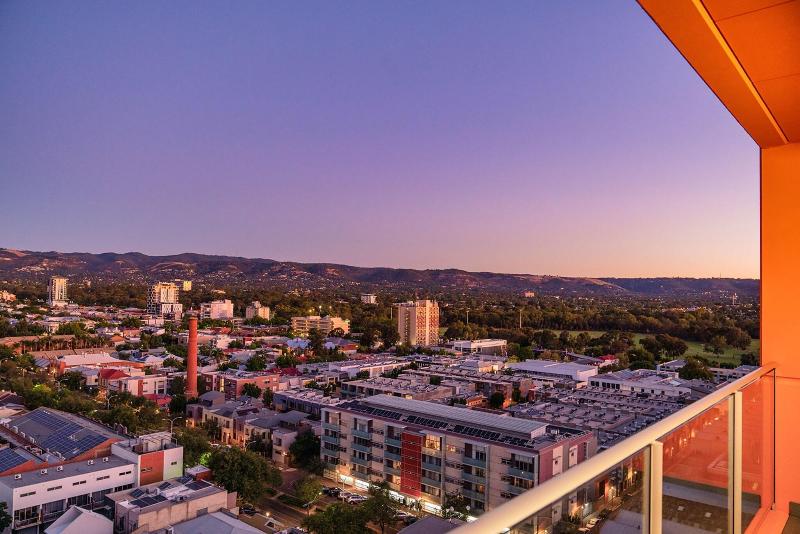 デラックススタジオ, Toms Court