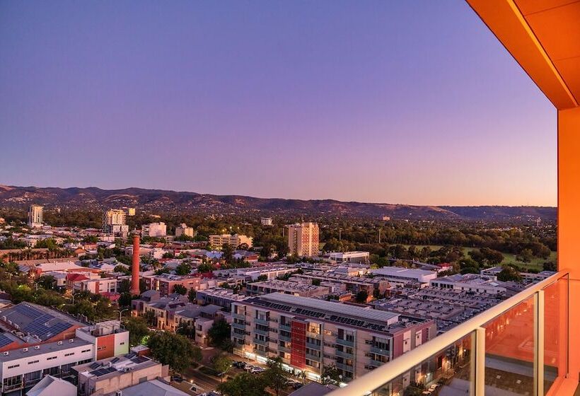 デラックススタジオ, Toms Court